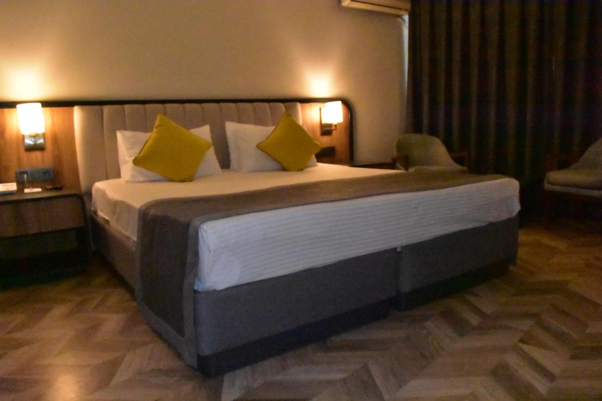 Uk Ankara Hotel Bagian luar foto